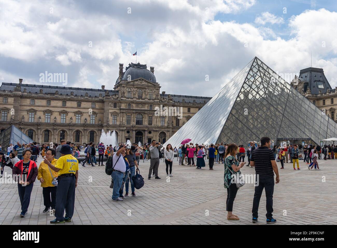 19. Juni 2019 - PARIS, FRANKREICH: Viele Touristen besuchen das Louvre Museum vor dem Ausbruch von Covid-19 Stockfoto