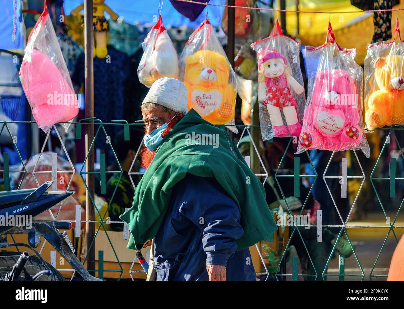 Kaschmir, Indien. April 2021. Ein älterer Mann trägt eine schützende Gesichtsmaske, während er nach der zweiten Welle des Coronavirus in Srinagar durch einen Markt geht. Jammu und Kaschmir berichteten von 1516 neuen Covid-19-Fällen, die zweithöchste bisher, obwohl sechs weitere Menschen in den letzten 24 Stunden dem Virus erlagen, sagten Beamte. Kredit: SOPA Images Limited/Alamy Live Nachrichten Stockfoto