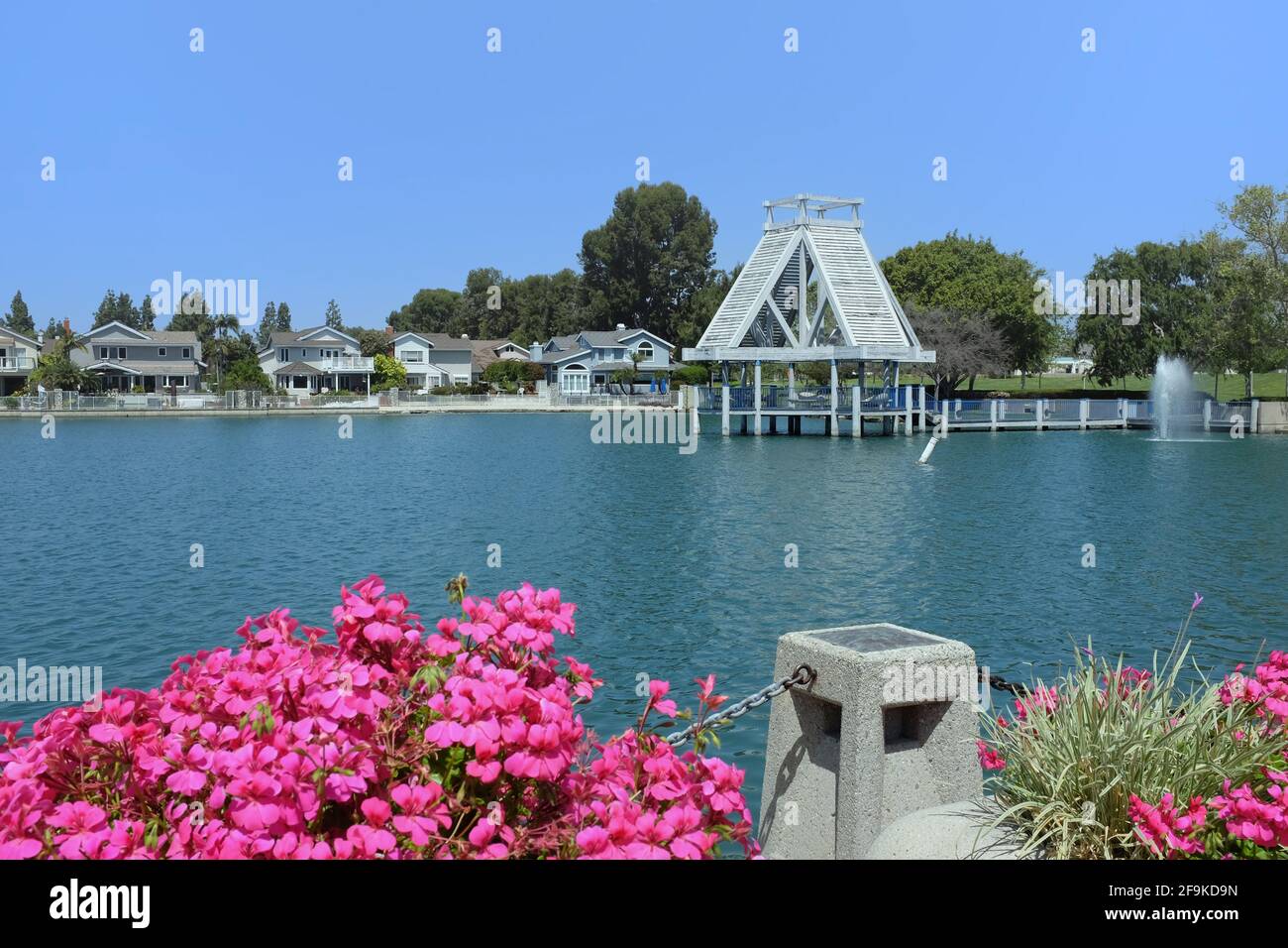 IRVINE, KALIFORNIEN - 16 APR 2021: Der Pavillon und Brunnen am South Lake im Woodbridge Village von Irvine. Stockfoto