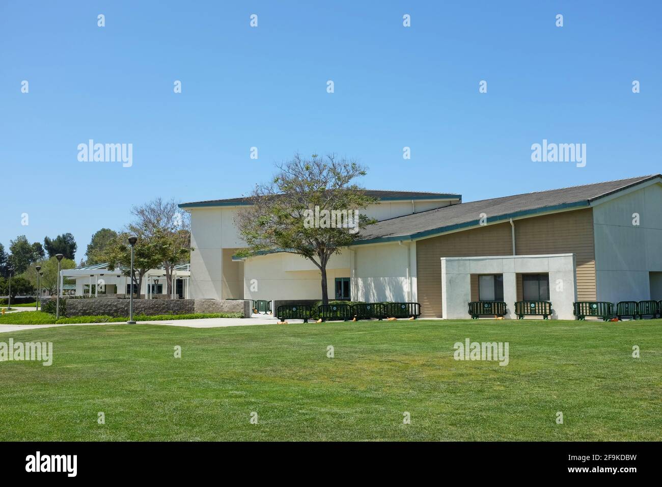 IRVINE, KALIFORNIEN - 16 APR 2021: Das Lakeview Senior Center im Mike ward Community Park. Stockfoto