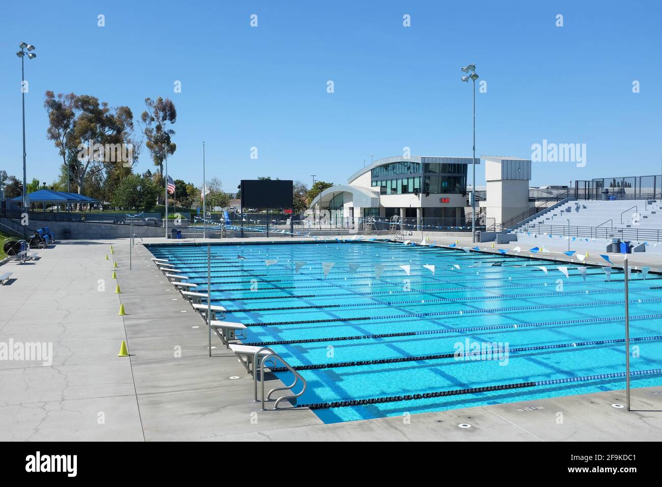 IRVINE, CA - 18. April 2021: William Woollett Aquatics Center. Ein Veranstaltungsort für lokale, regionale und nationale Wettkampfveranstaltungen mit zwei 50-Meter-Pools Stockfoto