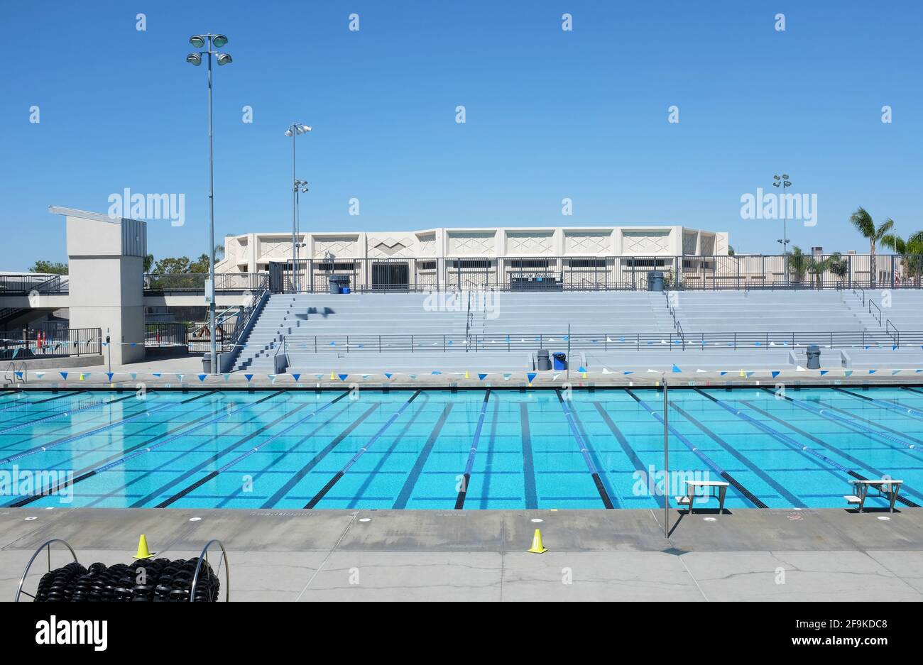 IRVINE, CA - 18. April 2021: William Woollett Aquatics Center. Ein Veranstaltungsort für lokale, regionale und nationale Wettkampfveranstaltungen mit zwei 50-Meter-Pools Stockfoto