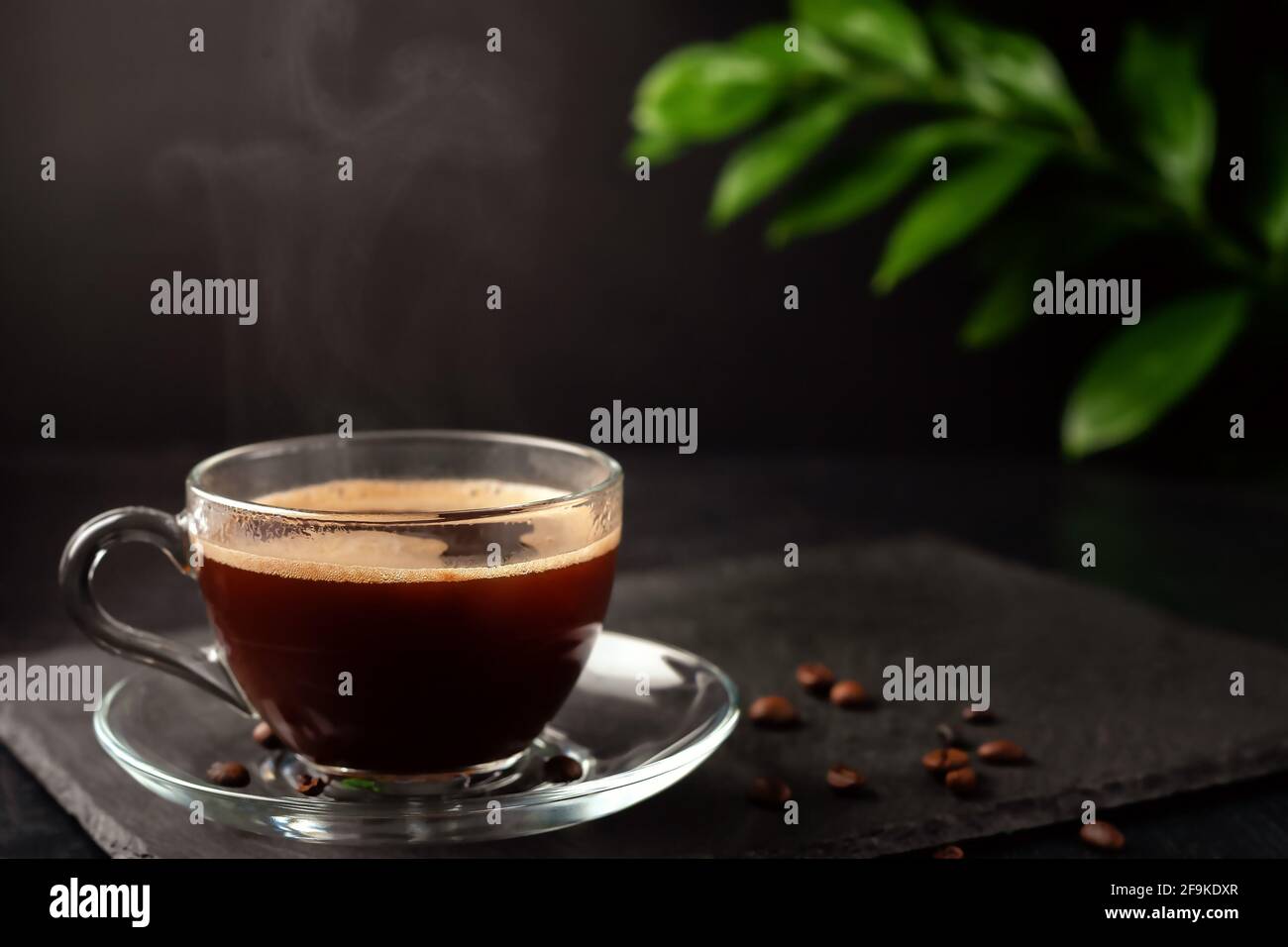 Auf dem Tisch steht eine Tasse frisch gebrühter Duft Schwarzer Kaffee Stockfoto