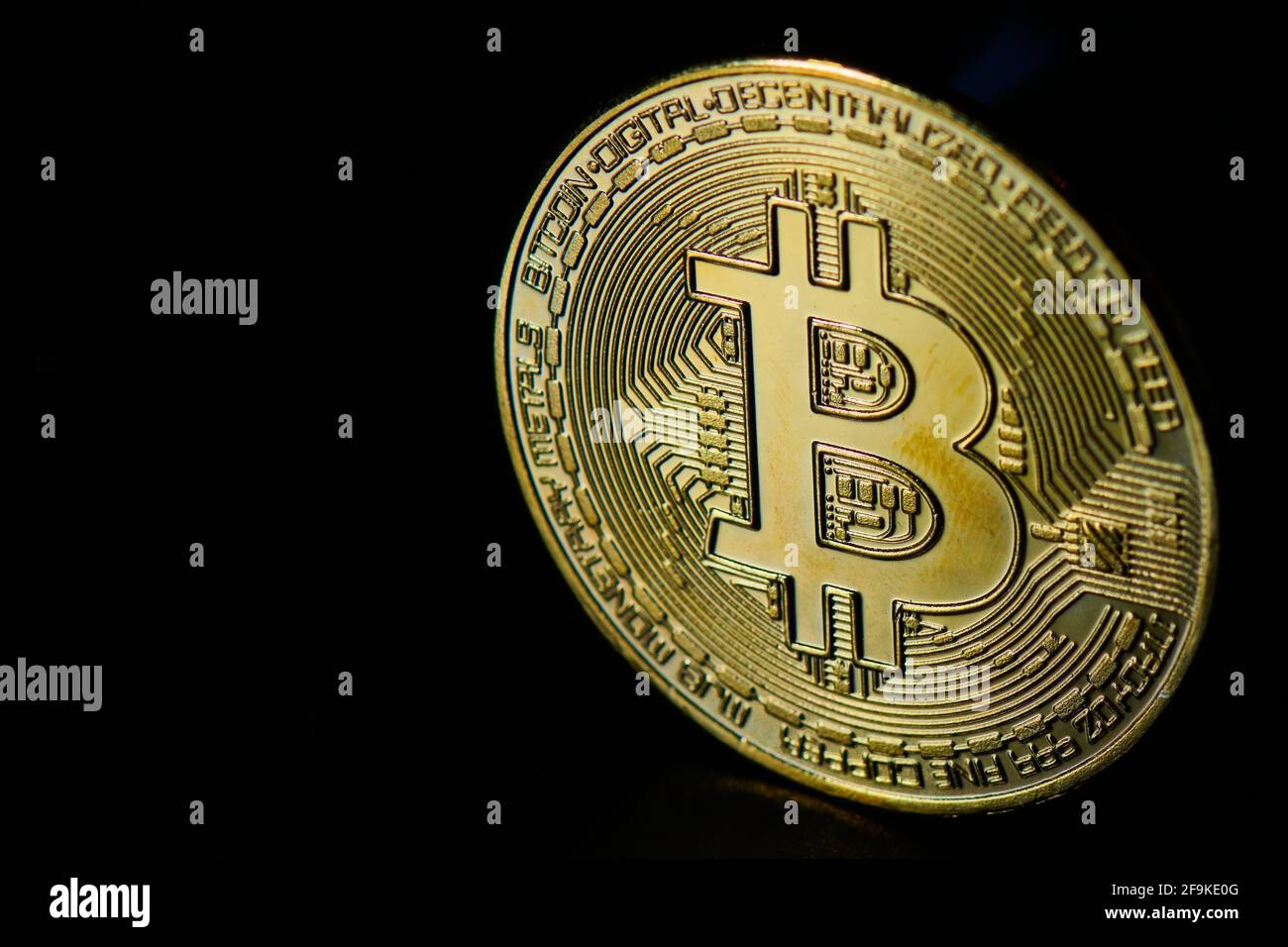 Bitcoin. Digitale virtuelle Münze auf schwarzem Hintergrund Stockfoto