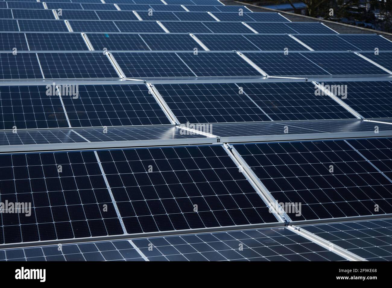 Photovoltaikanlage, Aufdachmontage, Solarmodul auf dem Dach von einem Gewerbebetrieb, verändert, Friedberg, Hessen, Deutschland Stockfoto