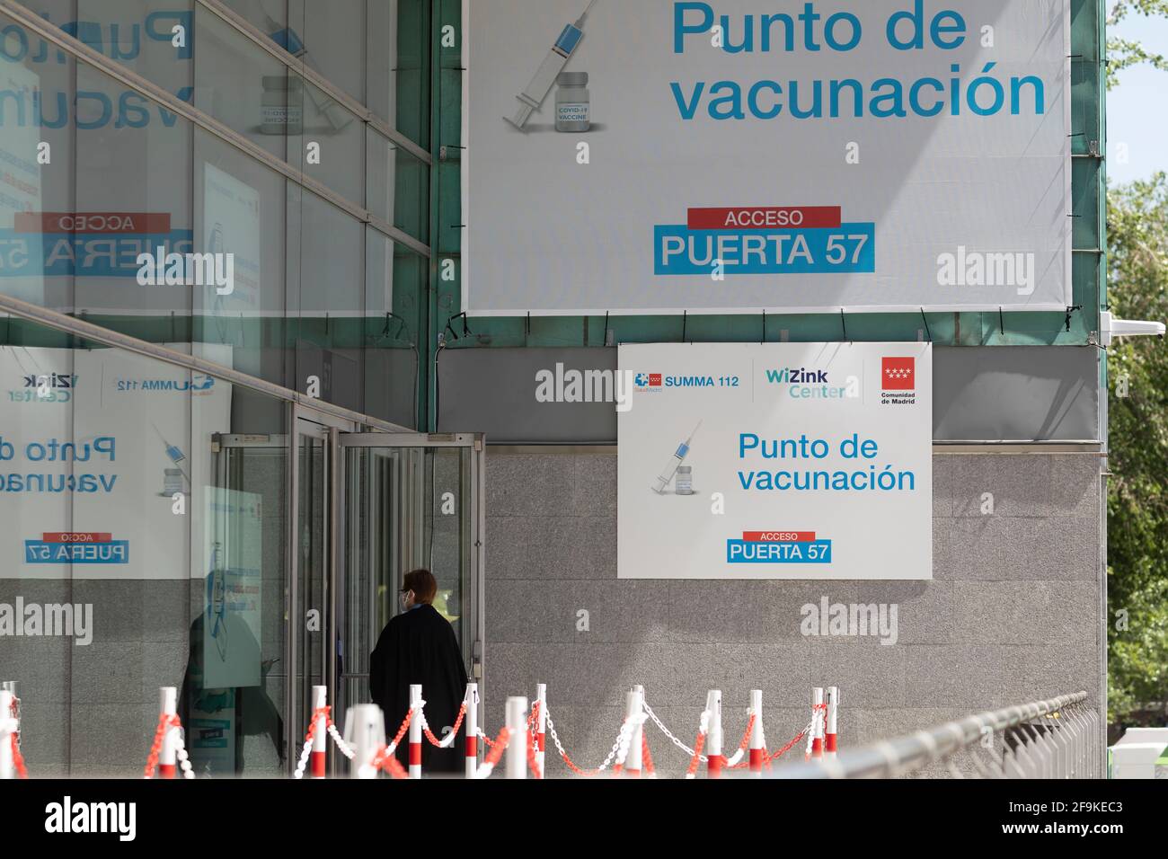 Madrid, Spanien - 17. April 2021: Impfstelle gegen COVID-19 oder Coronavirus der Gemeinschaft Madrid, in der Hauptstadt Madrid, WiZink Centre, acce Stockfoto