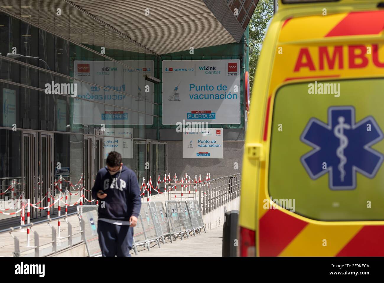 Madrid, Spanien - 17. April 2021: Impfstelle gegen COVID-19 oder Coronavirus der Gemeinschaft Madrid, in der Hauptstadt Madrid, WiZink Centre, acce Stockfoto
