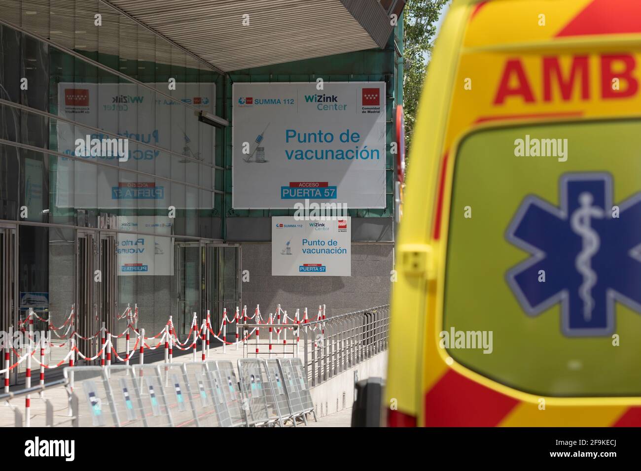 Madrid, Spanien - 17. April 2021: Impfstelle gegen COVID-19 oder Coronavirus der Gemeinschaft Madrid, in der Hauptstadt Madrid, WiZink Centre, acce Stockfoto