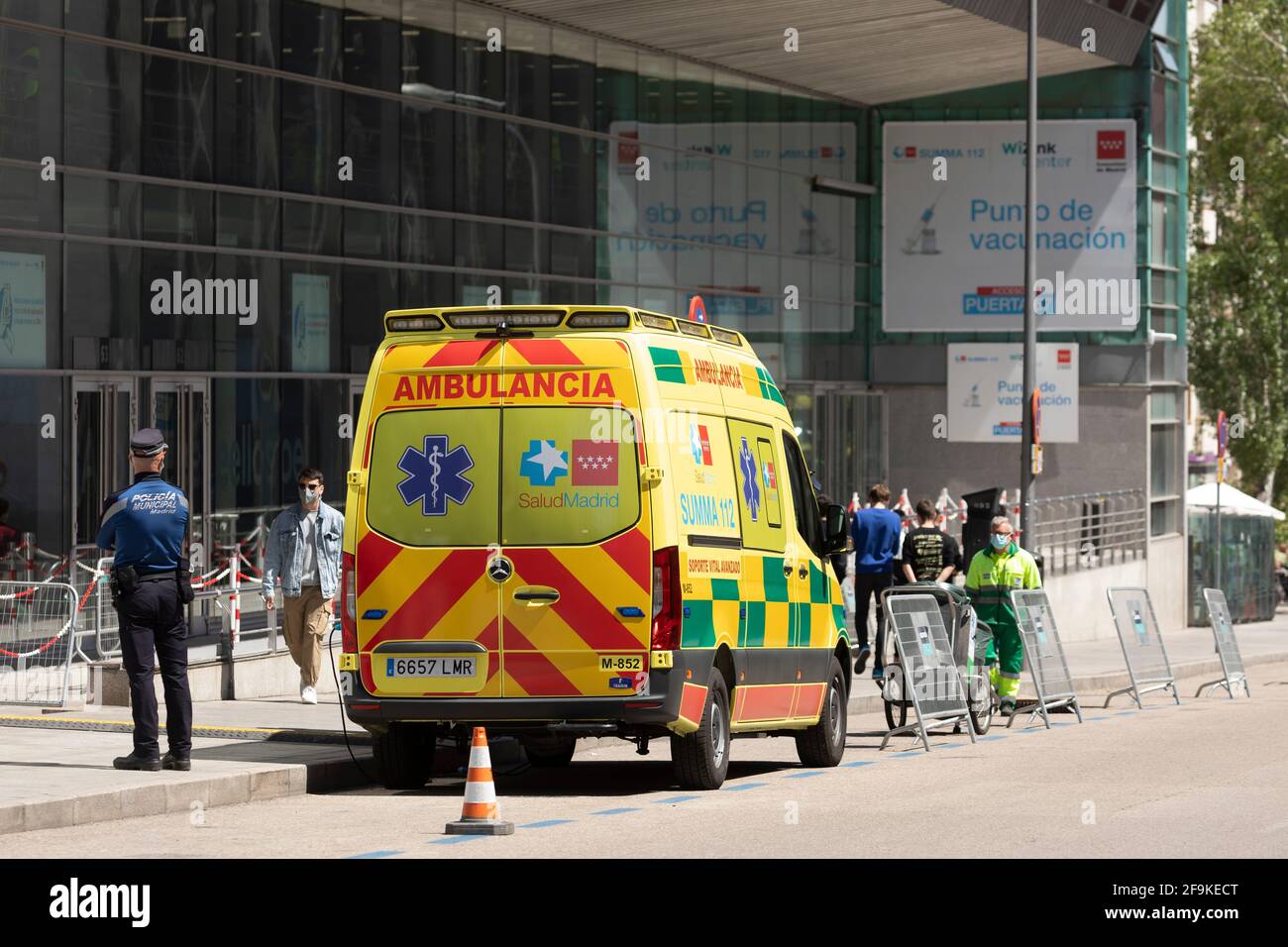 Madrid, Spanien - 17. April 2021: Impfstelle gegen COVID-19 oder Coronavirus der Gemeinschaft Madrid, in der Hauptstadt Madrid, WiZink Centre, acce Stockfoto