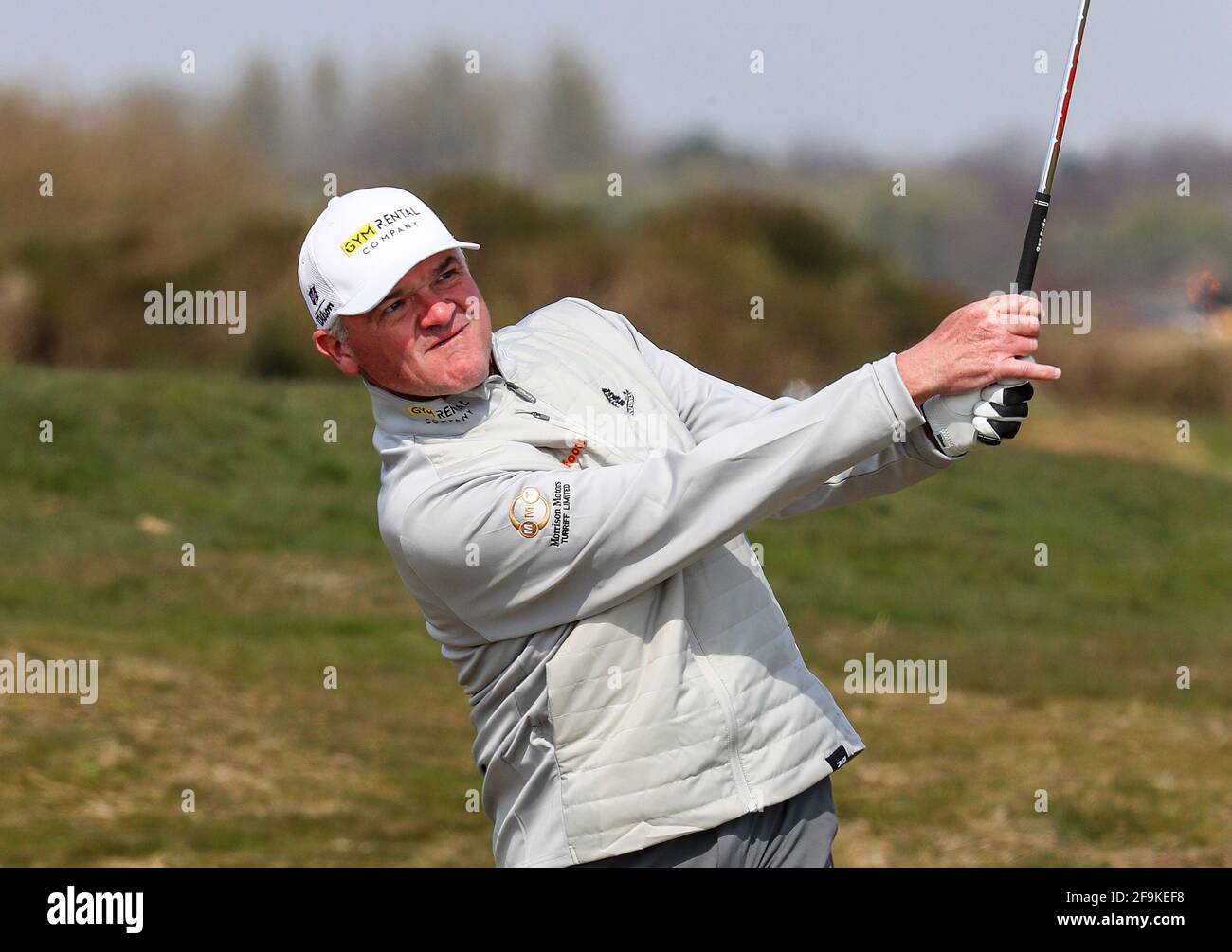 Troon, Großbritannien. April 2021. PAUL LAWRIE, ehemaliger Open Golf Champion, spielte auf der 'Tartan Pro Tour' über den Kilmarnock (Barassie) Links Golfplatz, Troon, Ayrshire, und konkurriert gegen 74 andere Golfprofi aus ganz Großbritannien um einen fünfstelligen Preis. Dies war die zweite Etappe des Wettbewerbs, die erste fand letzte Woche in Montrose statt, und die dritte und letzte wurde nächste Woche über Royal Dornoch ausgetragen. Kredit: Findlay /Alamy Nachrichten Gutschrift: Findlay/Alamy Live Nachrichten Stockfoto