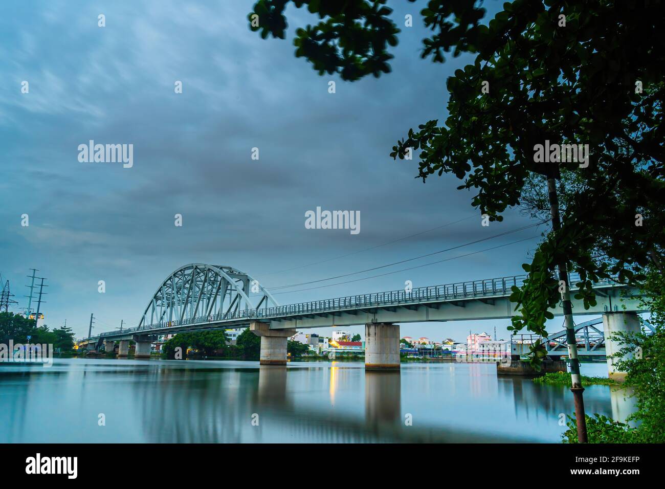 Wunderschöner Sonnenuntergang auf der Binh Loi Brücke, die nachts neu und alt ist, in der Hauptverkehrszeit, Ho Chi Minh Stadt, Vietnam. Reise- und Landschaftskonzept. Stockfoto