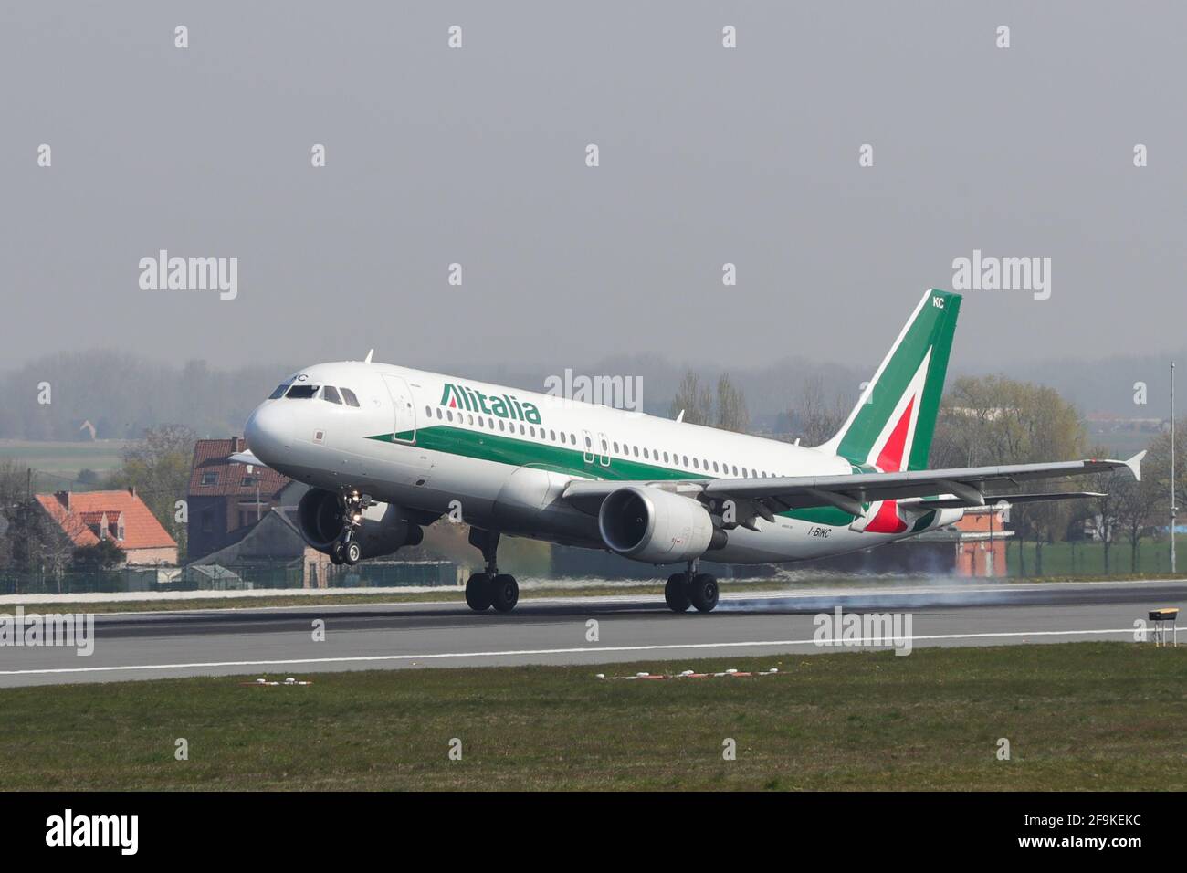 Brüssel, Belgien. April 2021. Ein Alitalia-Flug landet am 19. April 2021 auf dem Brüsseler Flughafen in Zaventem, Belgien. Belgien hat am Montag sein Verbot für nicht-wesentliche Reisen innerhalb der Europäischen Union (EU) beendet. Quelle: Zheng Huansong/Xinhua/Alamy Live News Stockfoto