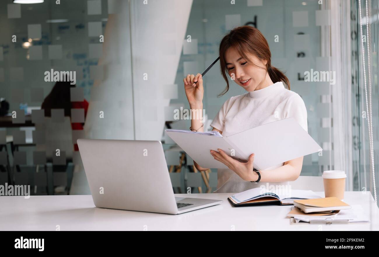 Portrait der asiatischen Frau, die mit Laptop-Computer für Online-Business oder Bildungskonzept. Stockfoto