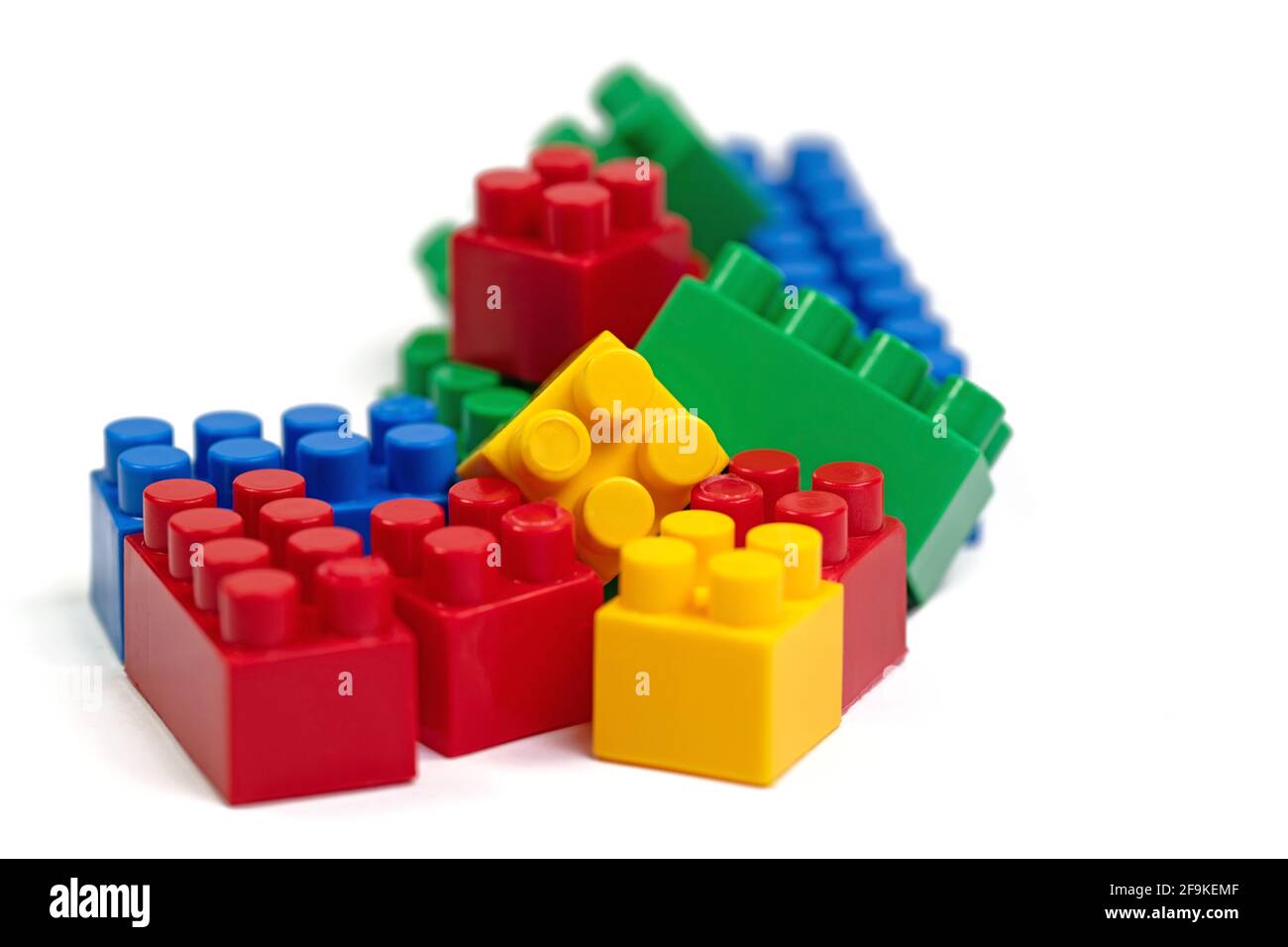 Bunte Plastikbausteine vor weißem Hintergrund Stockfotografie - Alamy