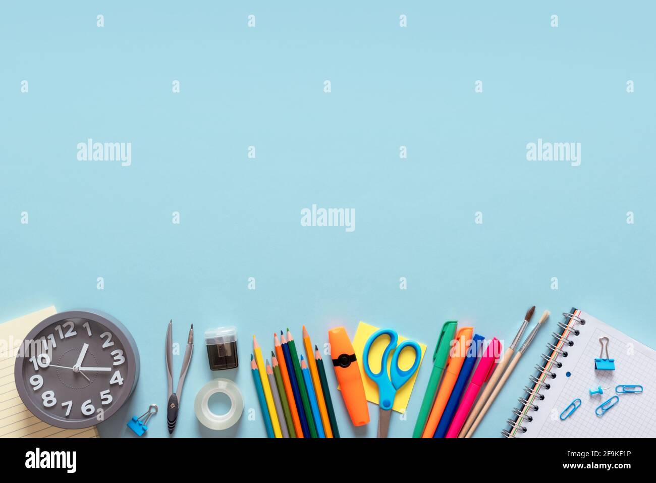 Zurück zur Schule, Schreibwaren auf blauem Hintergrund. Bild mit Kopierbereich. Stockfoto