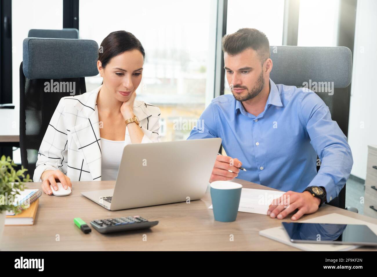 Geschäftsleute arbeiten zusammen. Geschäftstreffen im Sitzungssaal. Stockfoto