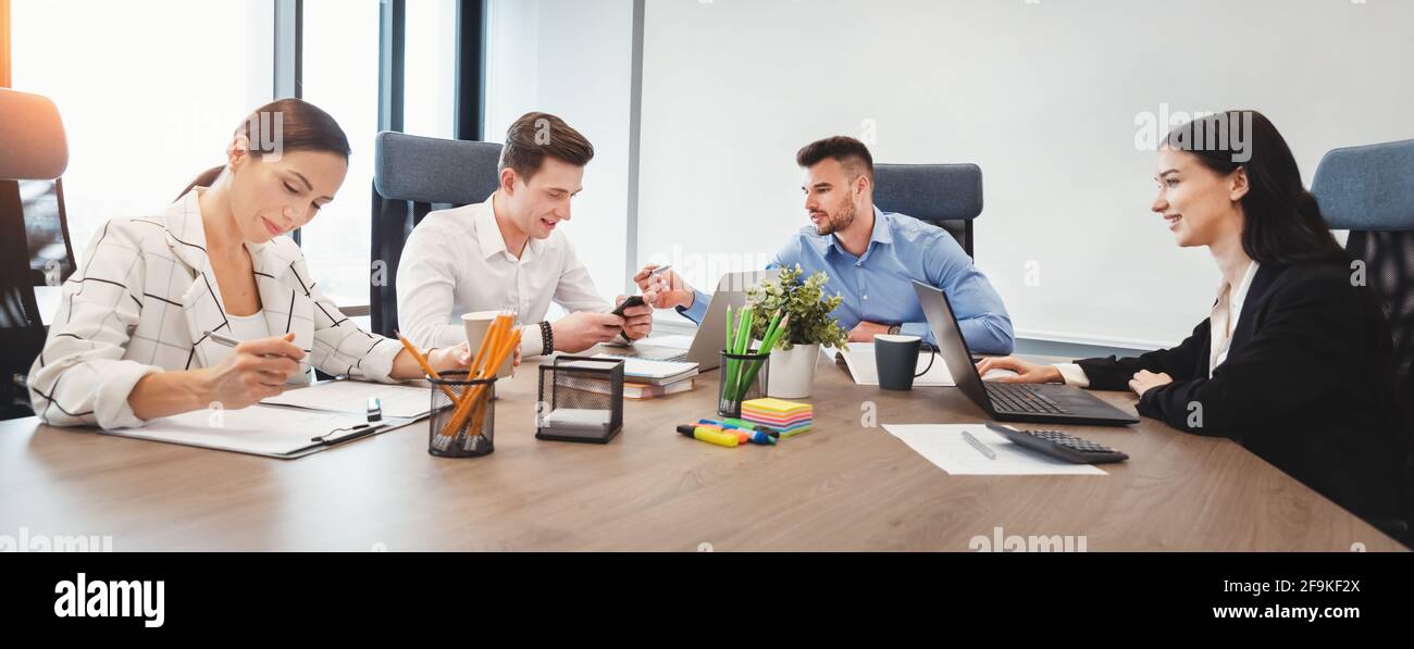 Geschäftsleute arbeiten zusammen. Geschäftstreffen im Sitzungssaal. Stockfoto