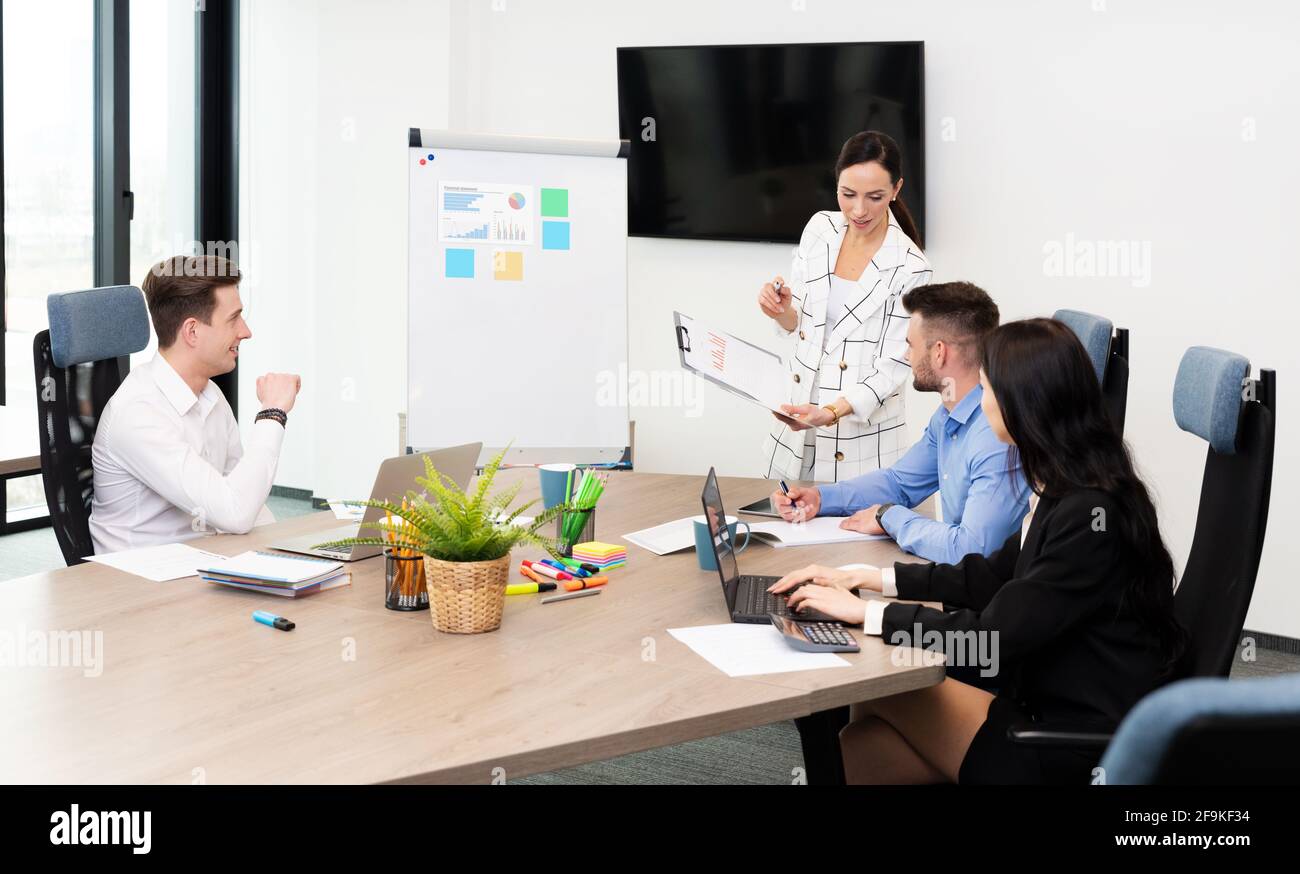 Geschäftsleute arbeiten zusammen. Das Team hört dem Vorgesetzten bei einem Geschäftsgespräch zu Stockfoto