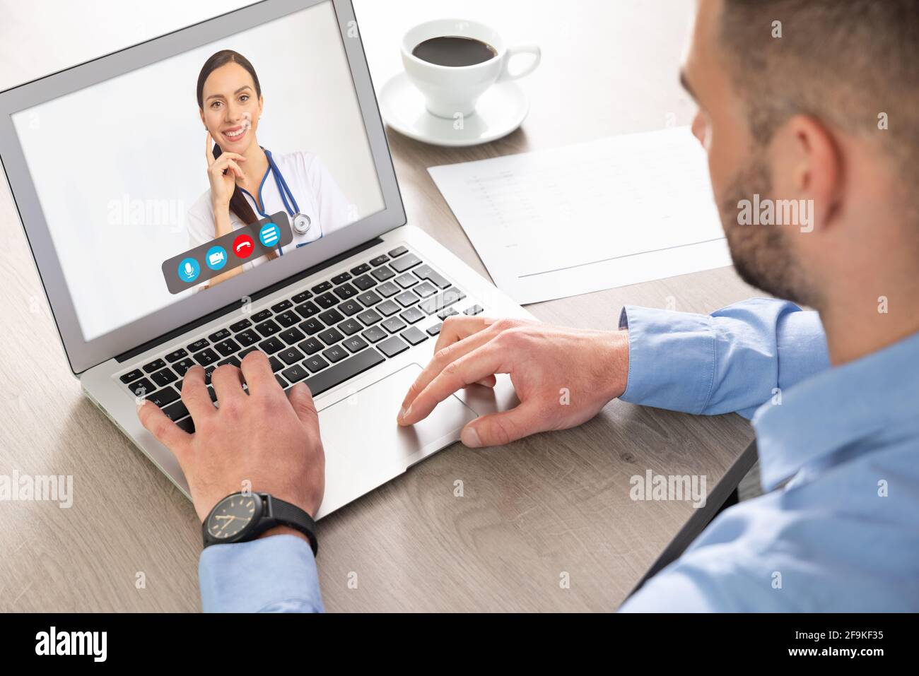 Arzt auf dem Laptop-Bildschirm des Computers. Telemedizin oder telemedizinisches Konzept Stockfoto