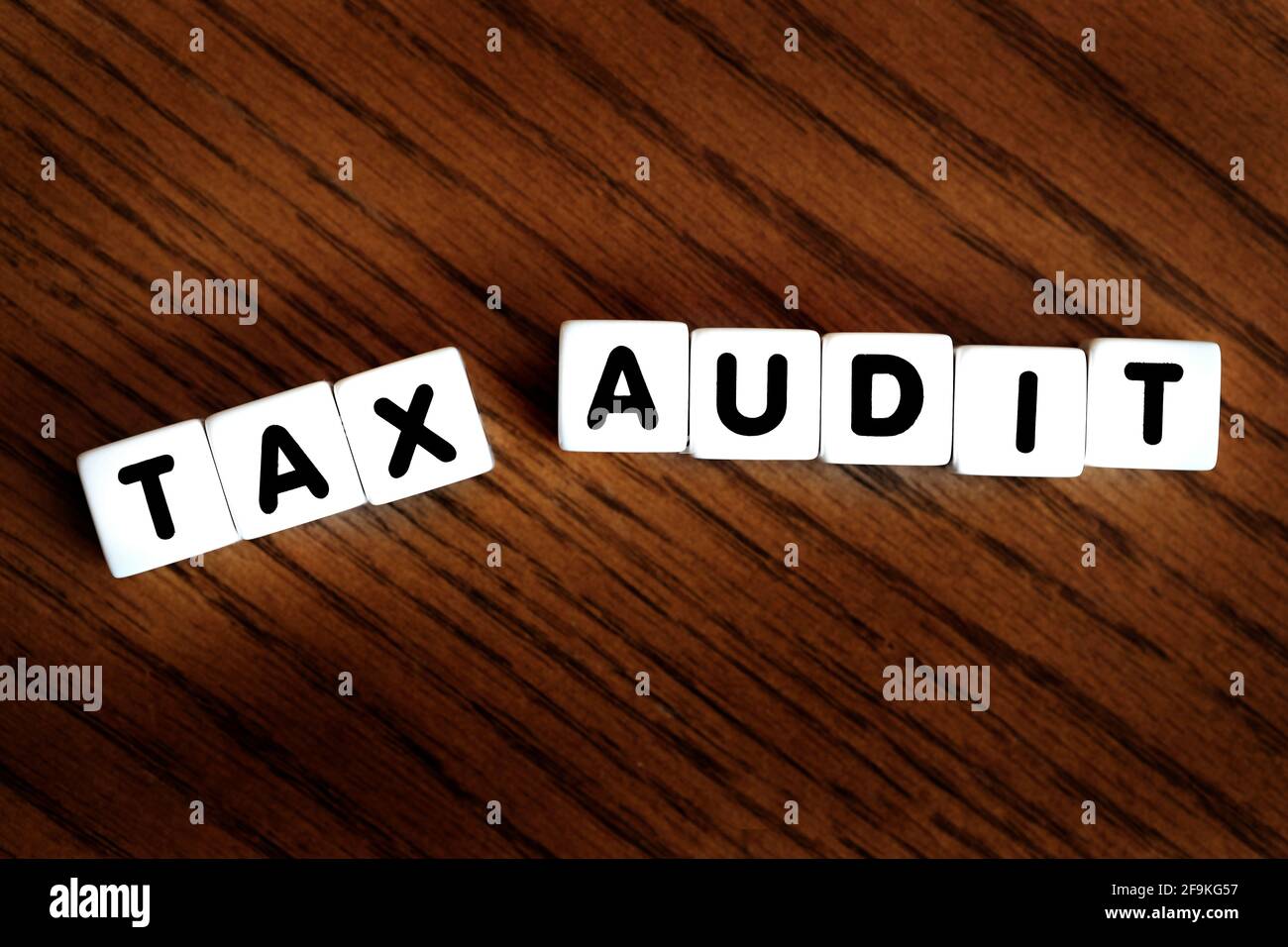 Steuerprüfung in Blockwürfel-Wörtern, die IRS repräsentieren Audit belastend für Steuern Stockfoto