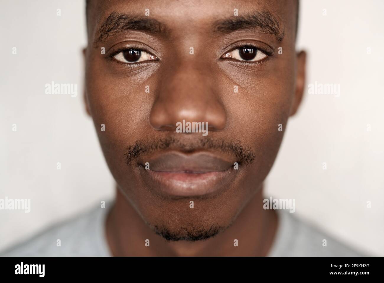 Porträt eines selbstbewussten jungen Afrikaners Stockfoto