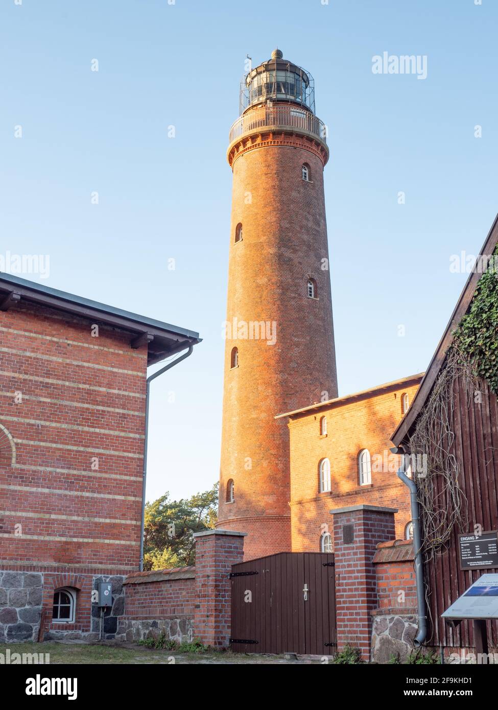 Leuchtturm-Turm Ort bei Prerow aus roten Ziegeln gebaut. Beliebtes Naturreservat Darsser Ort mit Natureum bei Prerow Fischland-Darss-Zingst Stockfoto