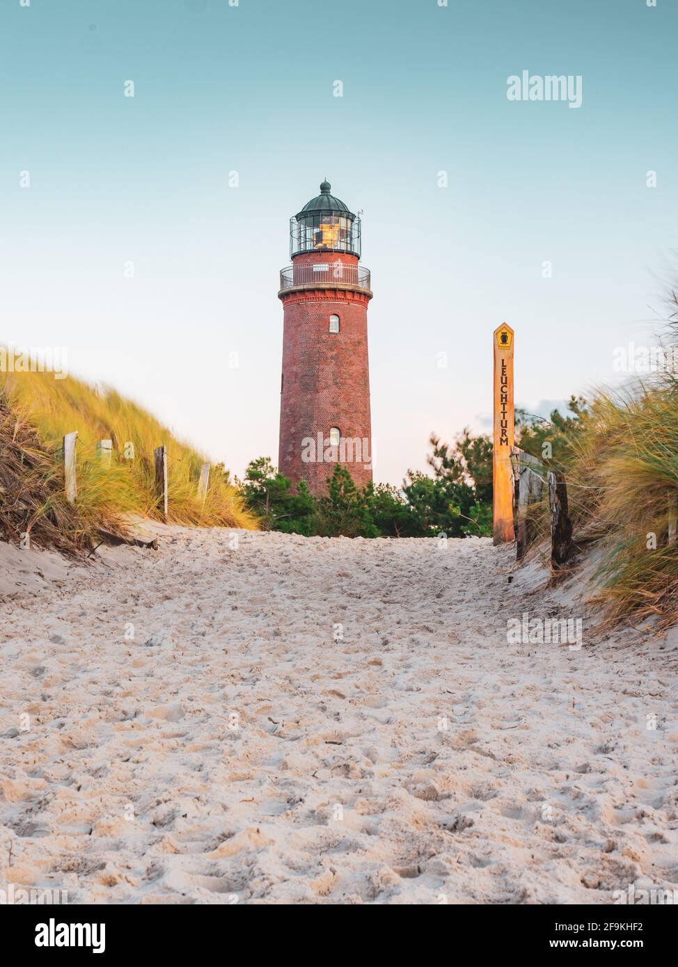 Leuchtturm am Darsser Ort mit Natureum bei Prerow Fischland-Darss-Zingst, Rügen, Deutschland Stockfoto