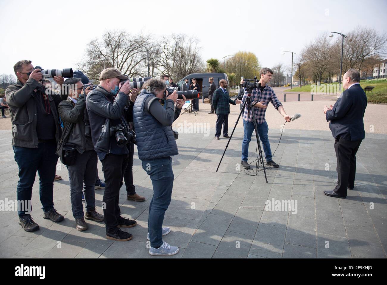 Glasgow, Schottland, Großbritannien. 19. April 2021. IM BILD: Alex Salmond, Vorsitzender der Alba-Partei (während der Medieninterviews gesehen), markiert den Beginn der ALBA-Glasgow-Kampagne mit den Kandidaten VON ALBA Glasgow: Cllr Michelle Farns, Ailsa Gray, Cllr Shahid Farooq und Lynn McMahon. Herr Salmond wird die Pläne VON ALBA zur Verbesserung der Unterhaltszulage erläutern, und Cllr Farns wird darlegen, wie ALBA Taxifahrern und privaten Mietfahrern finanzielle Unterstützung gewähren will. Alex Salmond, Parteichleiter VON ALBA, sagte im Vorfeld des Photo-Calls: „heute kündigen wir gezielte Maßnahmen zur Unterstützung von y an Stockfoto