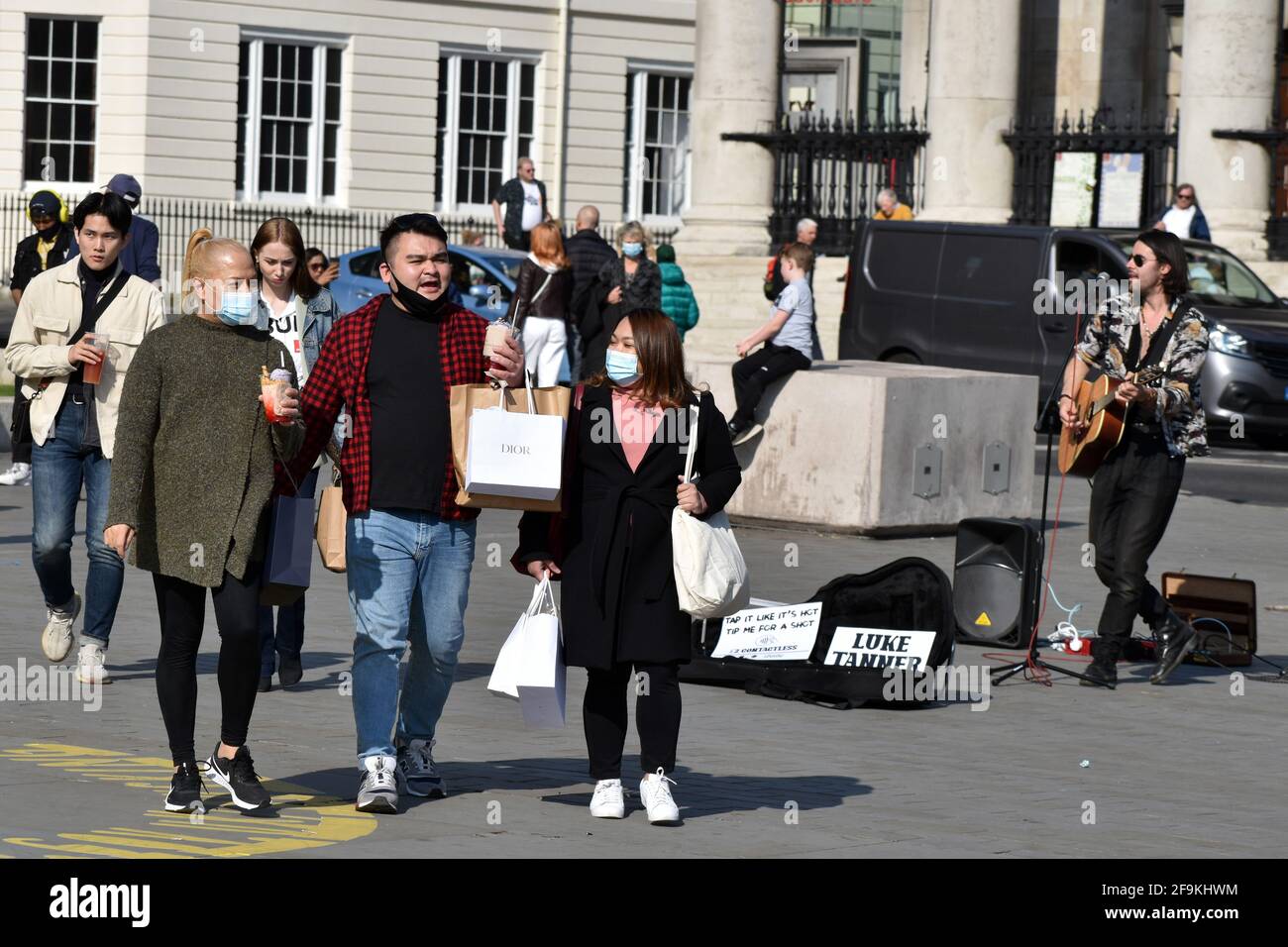 London, Großbritannien 19. April 2021 Sunshine erweckt den Trafalgar Square im Londoner West End zum Leben, da die Beschränkungen für die Sperrung durch Coronaviren gelockert wurden. Kredit: JOHNNY ARMSTEAD/Alamy Live Nachrichten Stockfoto