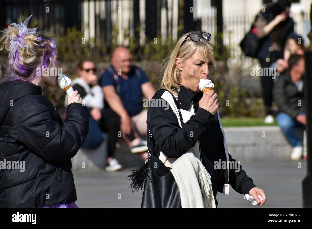 London, Großbritannien 19. April 2021 Sunshine erweckt den Trafalgar Square im Londoner West End zum Leben, da die Beschränkungen für die Sperrung durch Coronaviren gelockert wurden. Kredit: JOHNNY ARMSTEAD/Alamy Live Nachrichten Stockfoto
