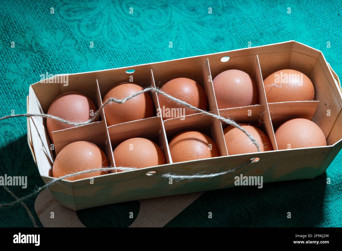 Eier von einem Huhn, die frei zu Fuß sind (Wie es auf dem Deckel der Schachtel steht) Und eine Schachtel Holzfurnier Stockfoto