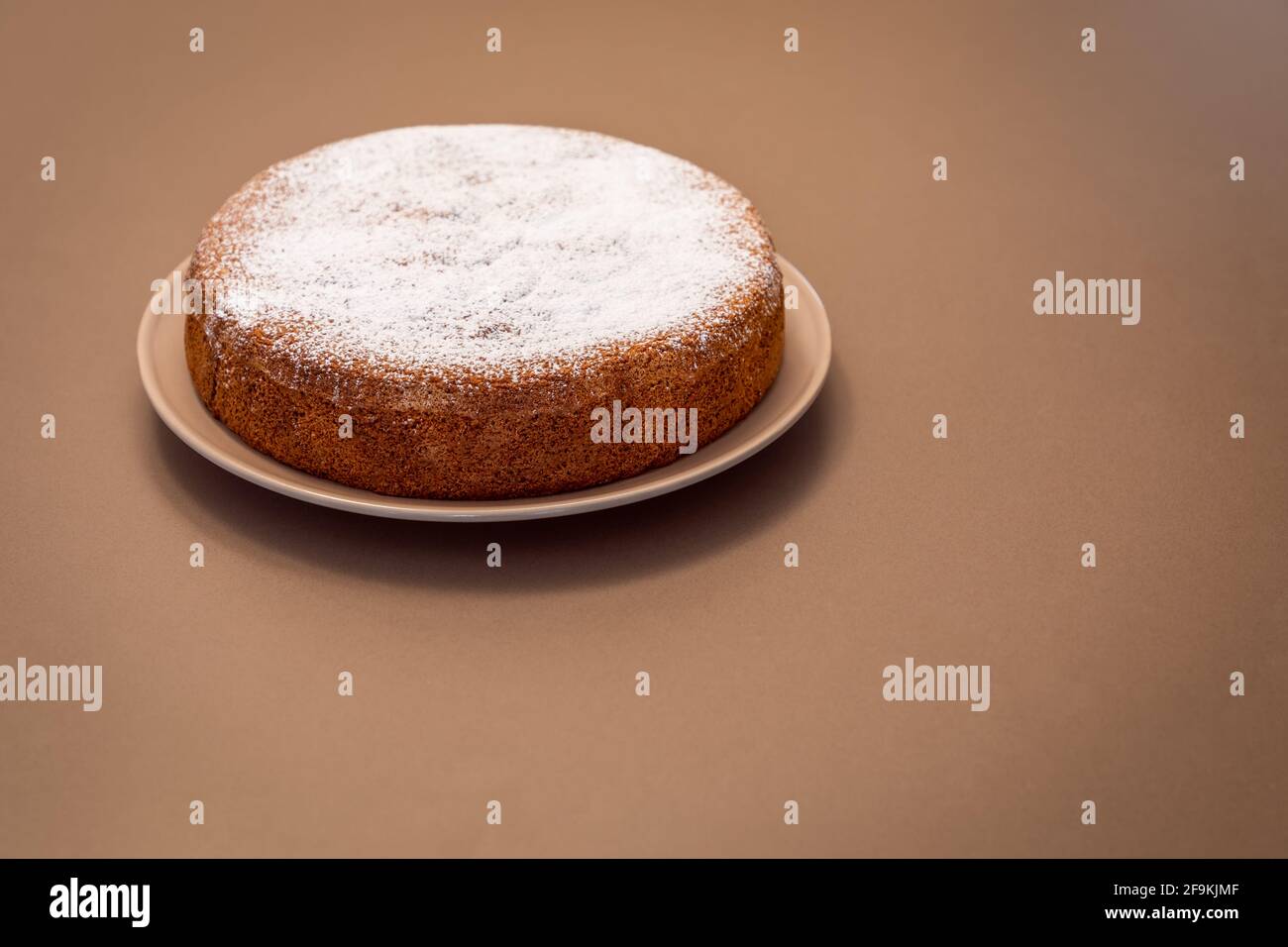 Altes Rezept für Mandel- und Trockenbrotkuchen (Antica torta alle Mandorle e pane) Stockfoto