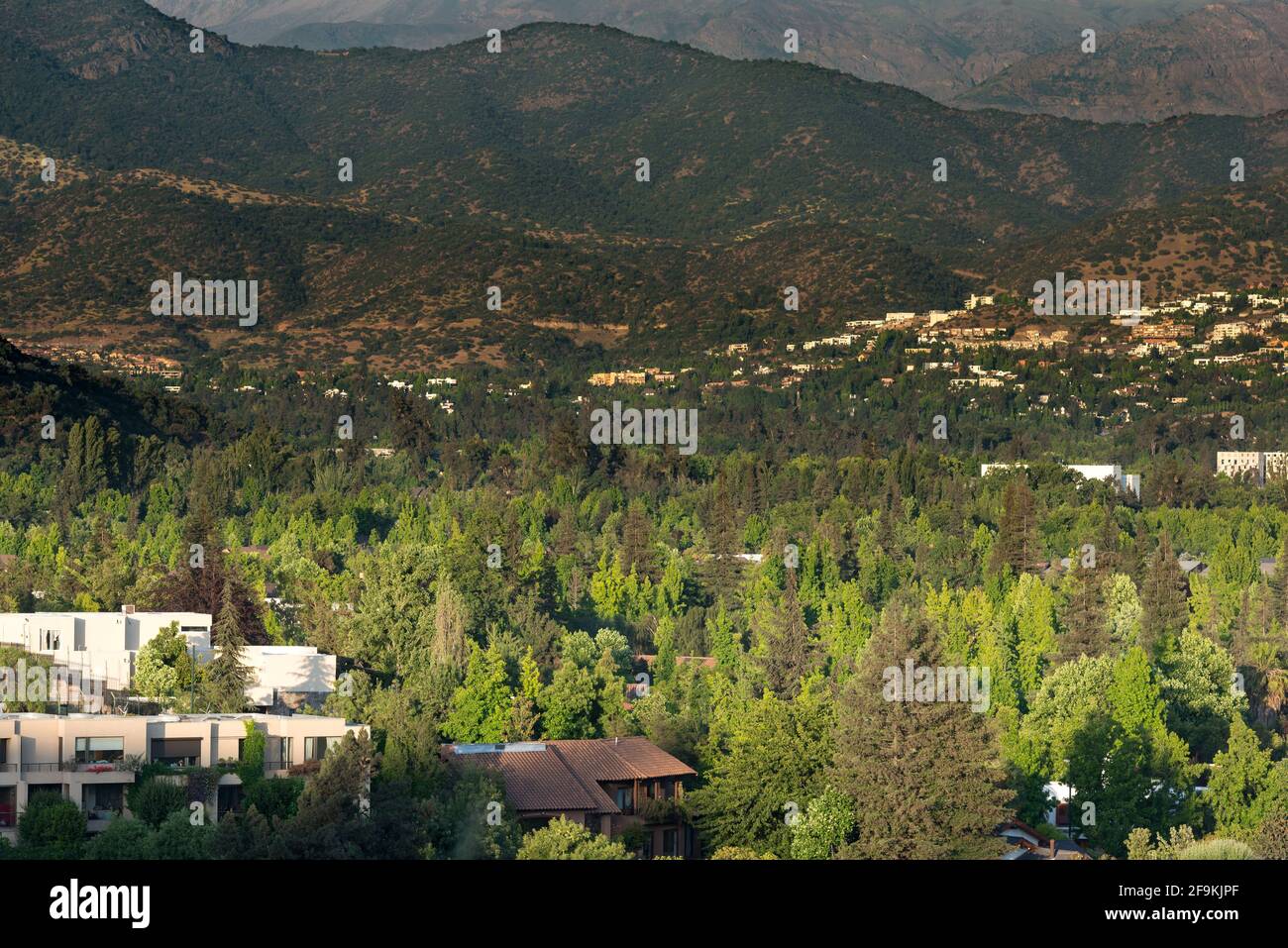 Blick auf das Viertel La Dehesa, ein sehr wohlhabendes und exklusives Viertel in der Nord-Orient-Seite von Santiago de Chile. Stockfoto