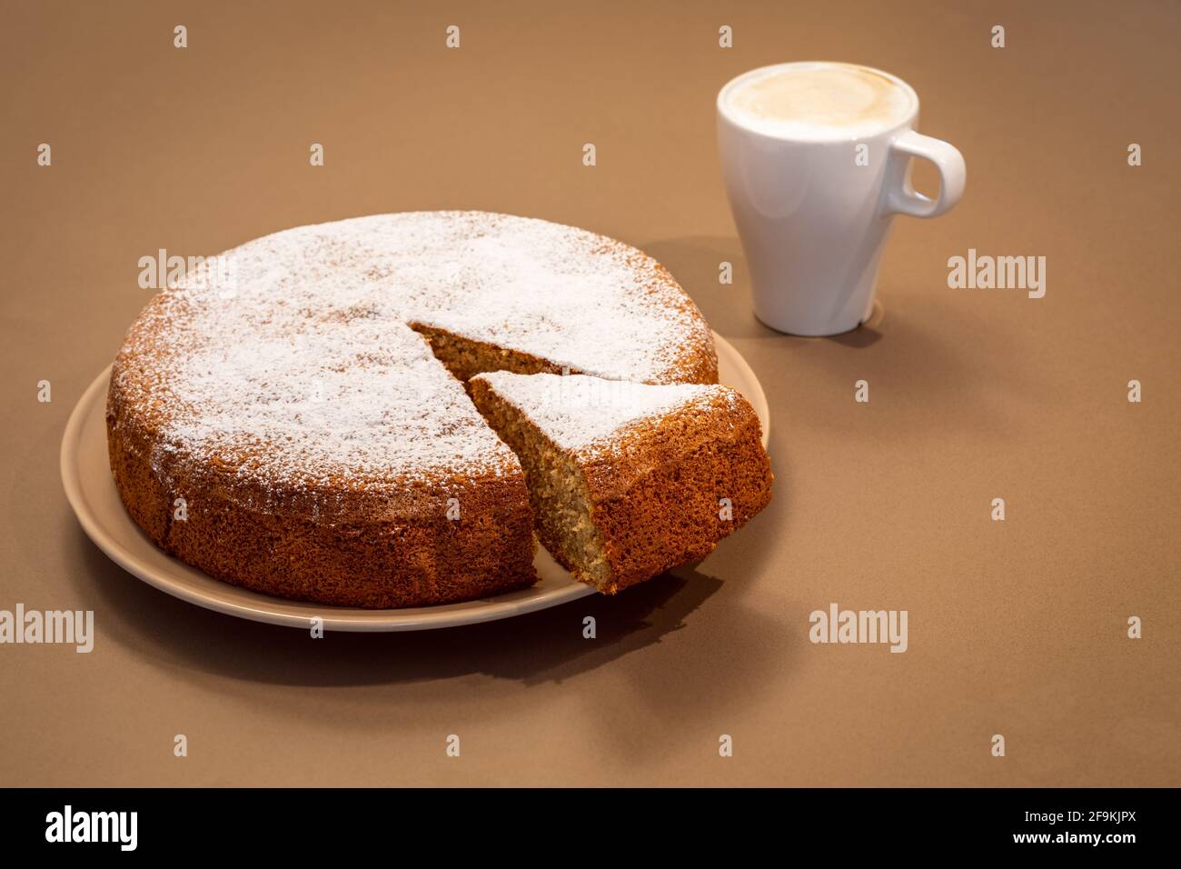 Ein uralter römischer Kuchen aus Mandeln und trockenem Brot Mit frischem Cappuccino (Antica torta alle mandorle e pane) Stockfoto