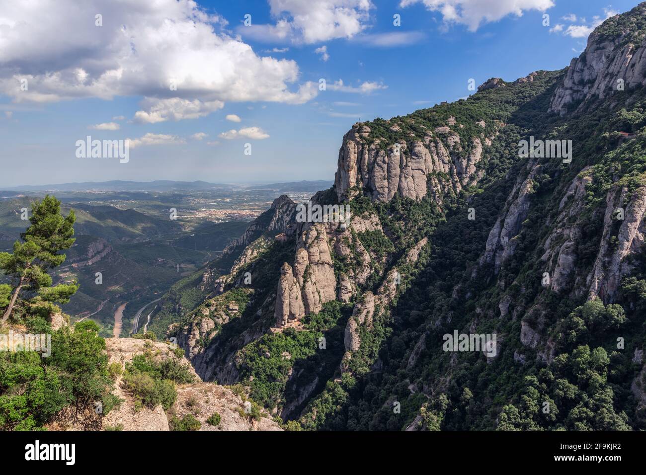 Blick auf die Berge und Ebenen der Abtei von Montserrat (Santa Maria de Montserrat) in Katalonien, Spanien (Vertikales Foto) Stockfoto