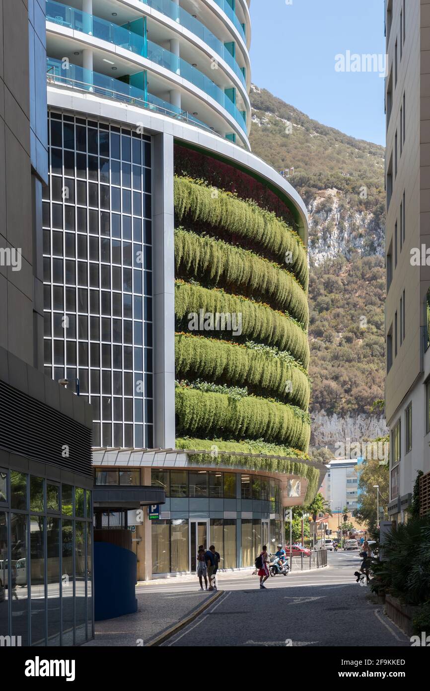 Öffentlicher Parkplatz Ocean Spa Plaza mit Pflanzen, die auf einem modernen Gebäude in Gibraltar wachsen Stockfoto