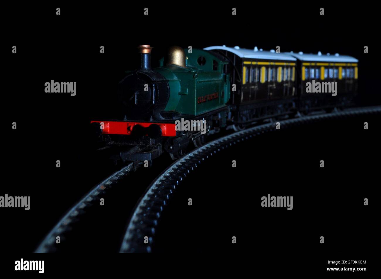 Hornby OO-Spurweite Modellzug mit Klasse 101 Holden 0-4-0T Tankmotor in Great Western Lackierung ziehen Schokolade & Creme 14' Wagen. Stockfoto