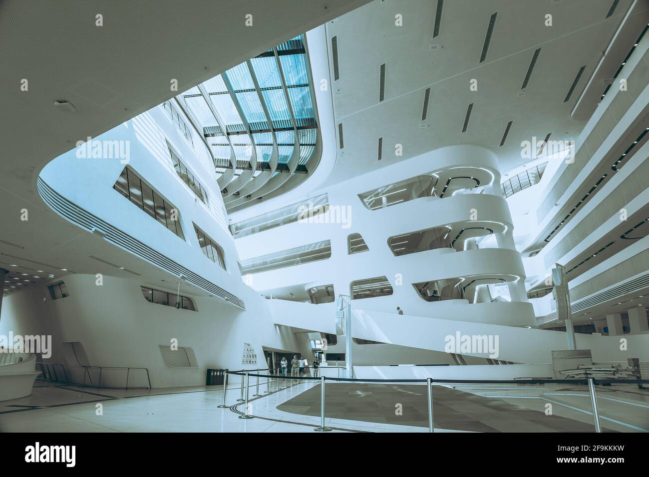 Das Innere der Wirtschaftsuniversität Wien wurde vom Studio Zaha Hadid entworfen. Stockfoto