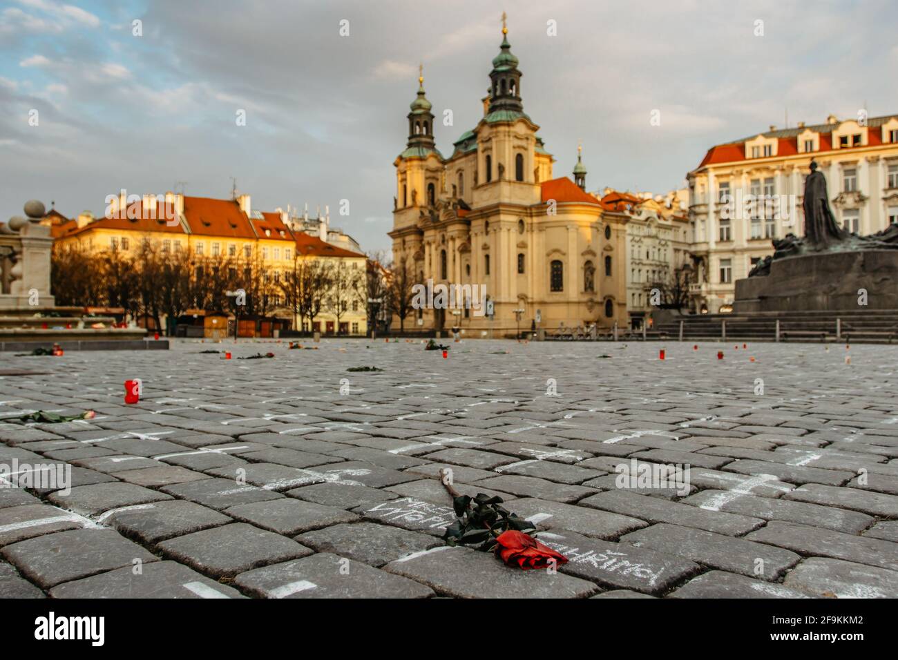 Prag, Tschechische Republik - März 26,2021. 25 000 Kreuze und Blumen auf dem Altstädter Ring als Erinnerung an die Opfer des COVID-19-Virus.Leben in einer Pandemie.Leere Stadt Stockfoto