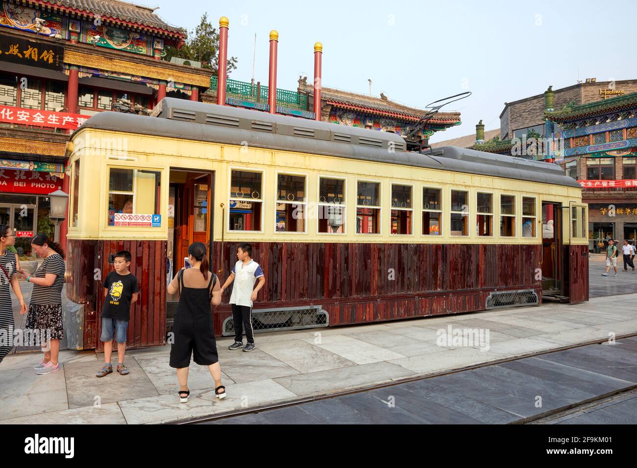 Dangdang Che Tram, Shanhaijing China Pavilion und Zhengyang Bridge Archway auf der Qianmen Street in Peking China Stockfoto