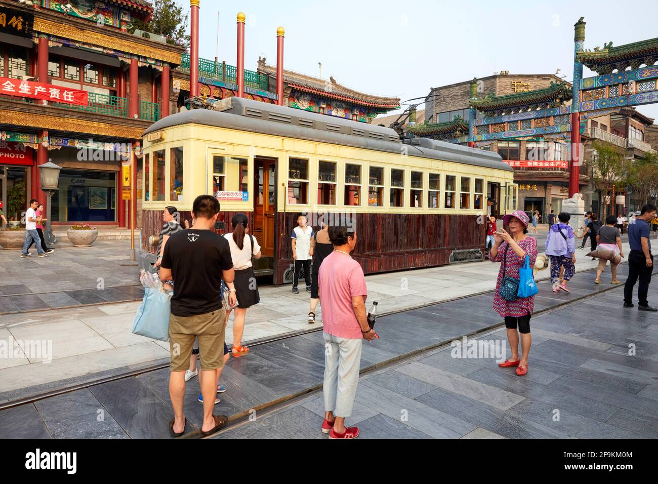 Dangdang Che Tram, Shanhaijing China Pavilion und Zhengyang Bridge Archway auf der Qianmen Street in Peking China Stockfoto