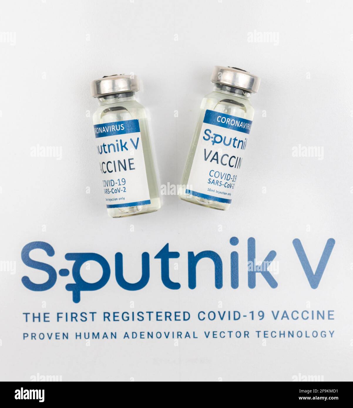 Charkow, Ukraine - 18. April 2021: Sputnik V COVID-19 Impfstoff-Fotokonzept mit Logo Stockfoto