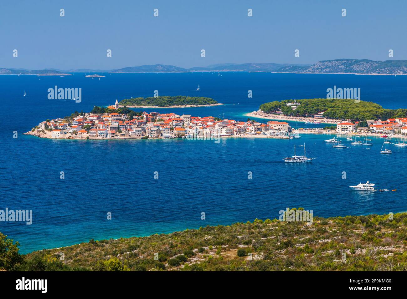 Primosten, Gespanschaft Sibenik Knin, Kroatien. Stadt Primosten Panoramablick, Dalmatien Region von Kroatien. Stockfoto