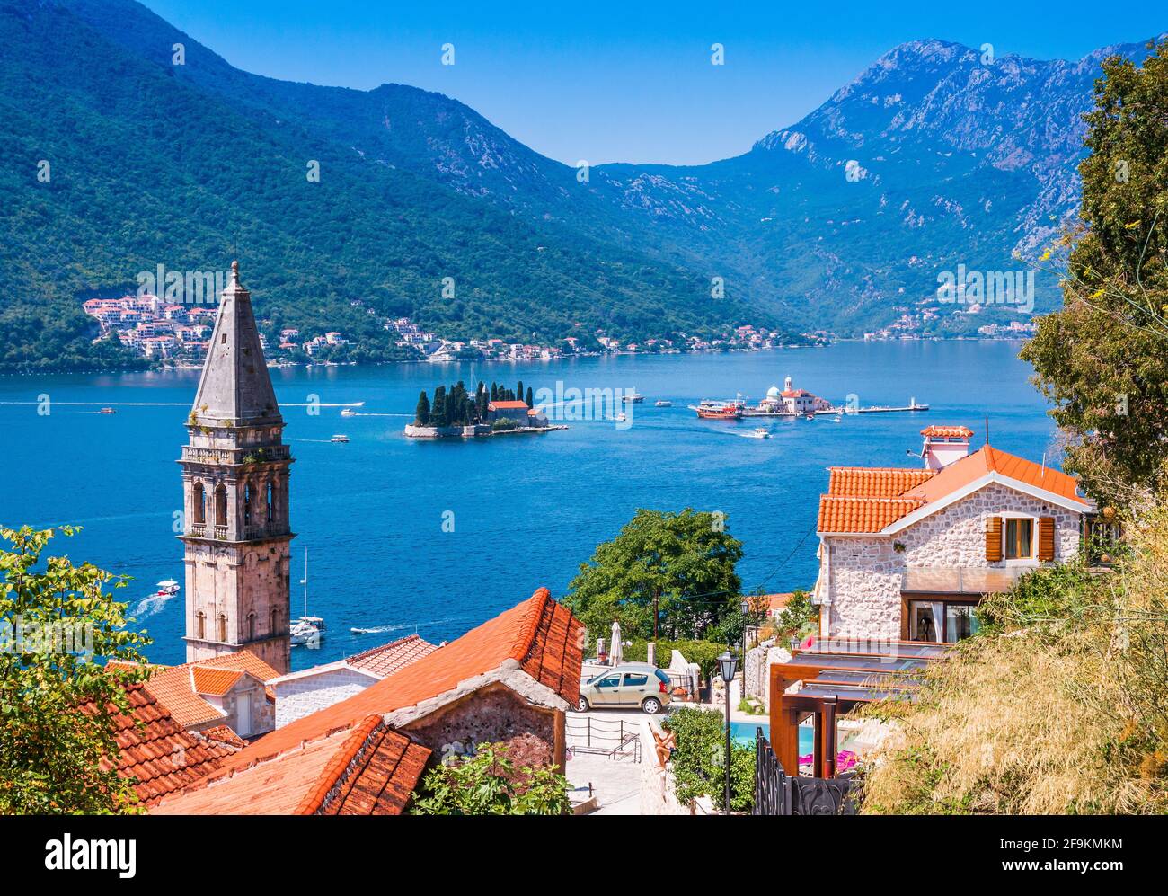 Perast, Montenegro. Blick auf die historische Stadt Perast an der Bucht von Kotor. Stockfoto