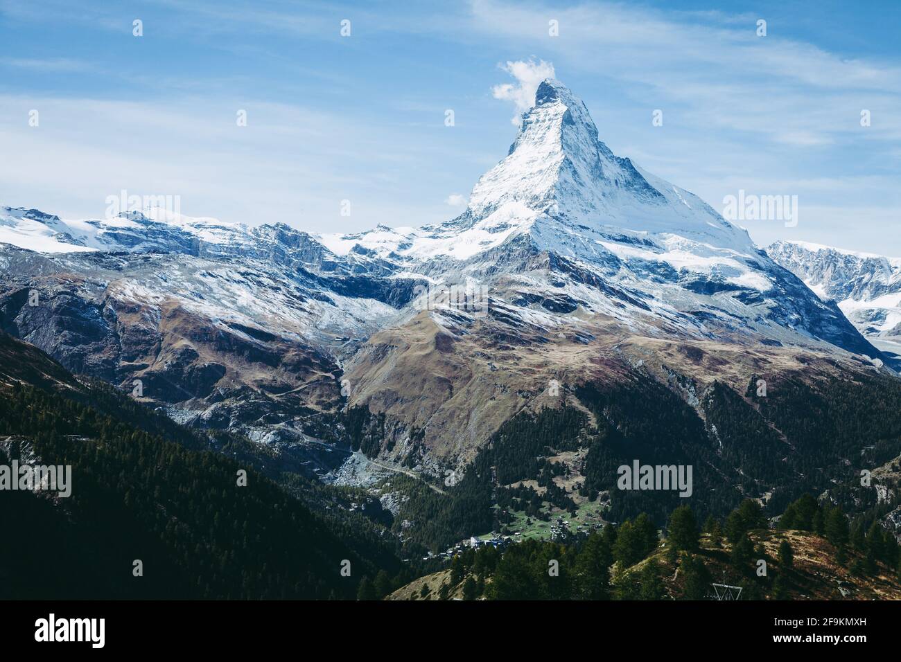 Panoramablick auf den berühmten Berg Matterhorn in der Nähe des Schweizer Resorts Stadt Zermatt Stockfoto