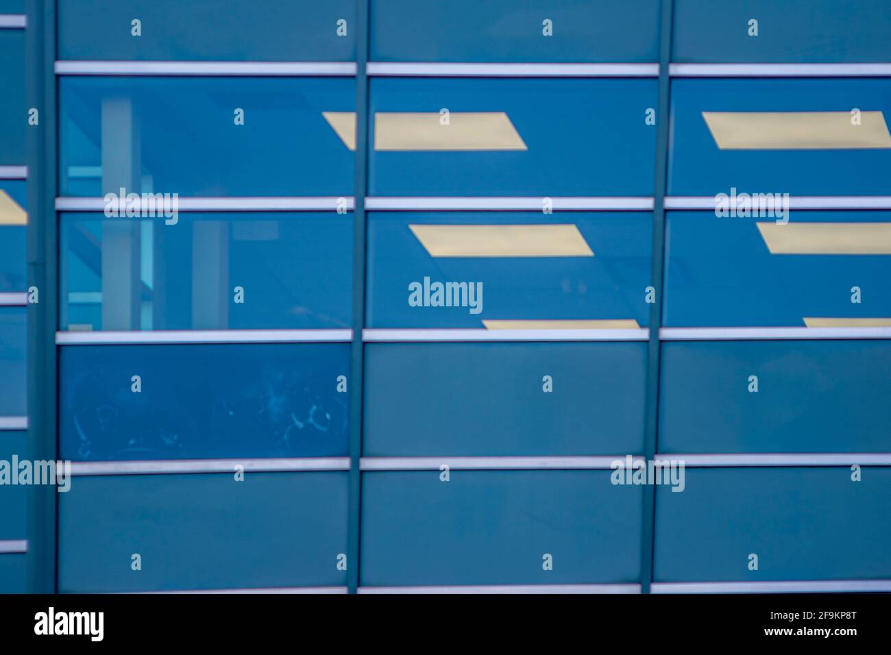 Toronto, Kanada, August 2020 - Blick auf ein leeres geschlossenes Büro und Lichter durch die Fensterscheiben während der covid Pandemie Stockfoto