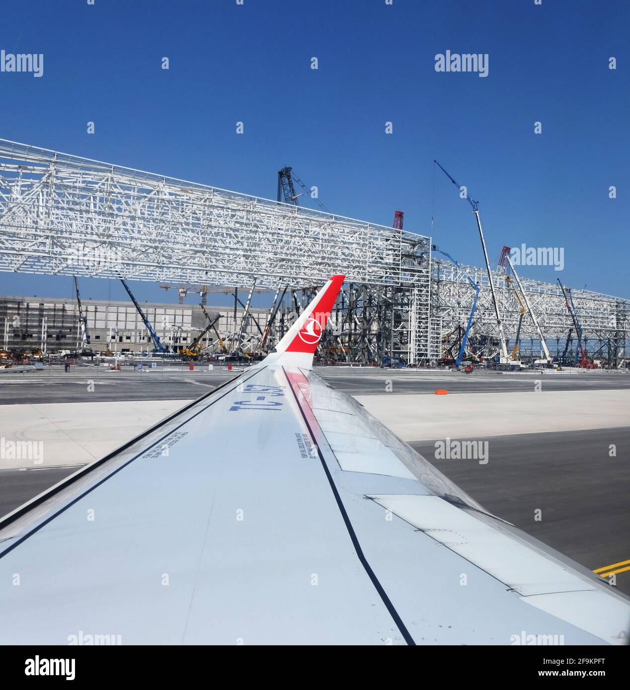 Istanbuls Neuer Flughafen, wo die Krane Ende April 2019 ihre Arbeiten noch beenden. Stockfoto