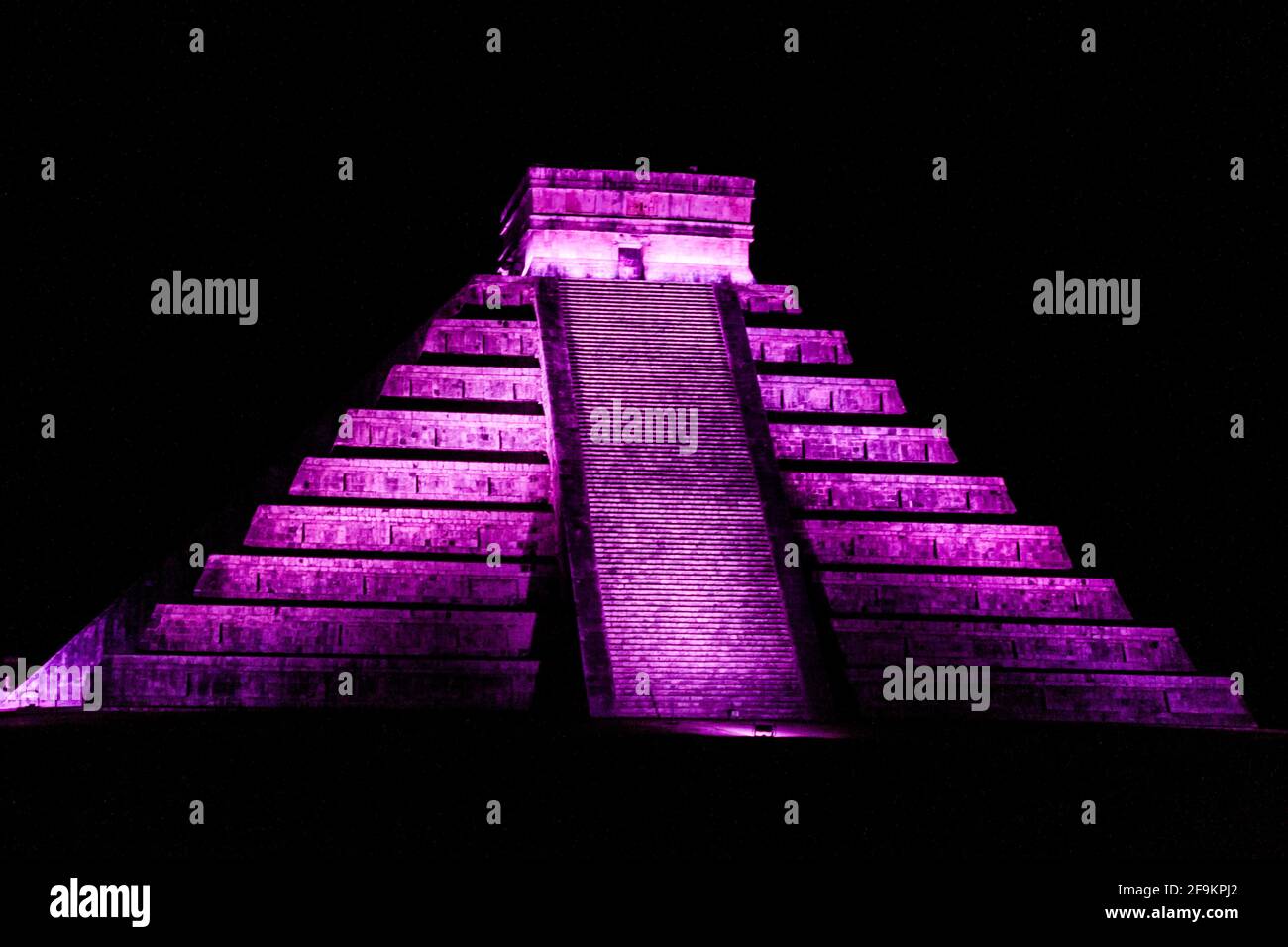 Nachtansicht der Kukulkan-Pyramide in der alten Maya-Stadt Chichen Itza, Mexiko Stockfoto