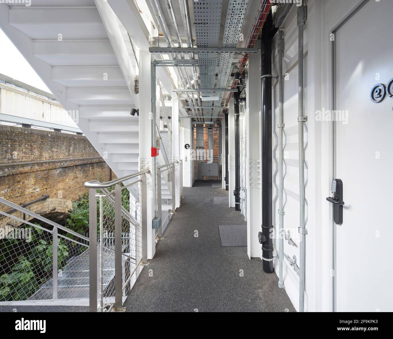 Hinter offenen Fluren. Staw-Away Waterloo Hotel, London, Großbritannien. Architekt: Doone Silver Kerr, 2019. Stockfoto