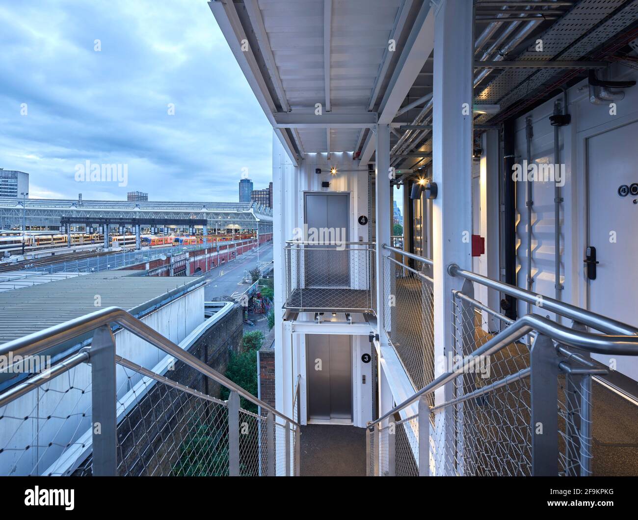 Hinter offenen Fluren. Staw-Away Waterloo Hotel, London, Großbritannien. Architekt: Doone Silver Kerr, 2019. Stockfoto